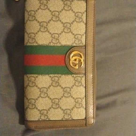 Gucci zip wallet